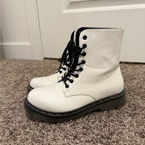 Rue 21 • Women’s white combat boots 6